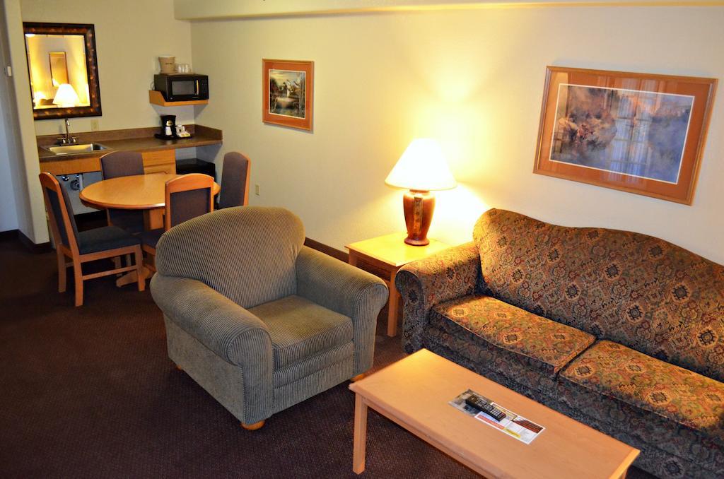 Fossil Creek Hotel & Suites Russell Eksteriør bilde