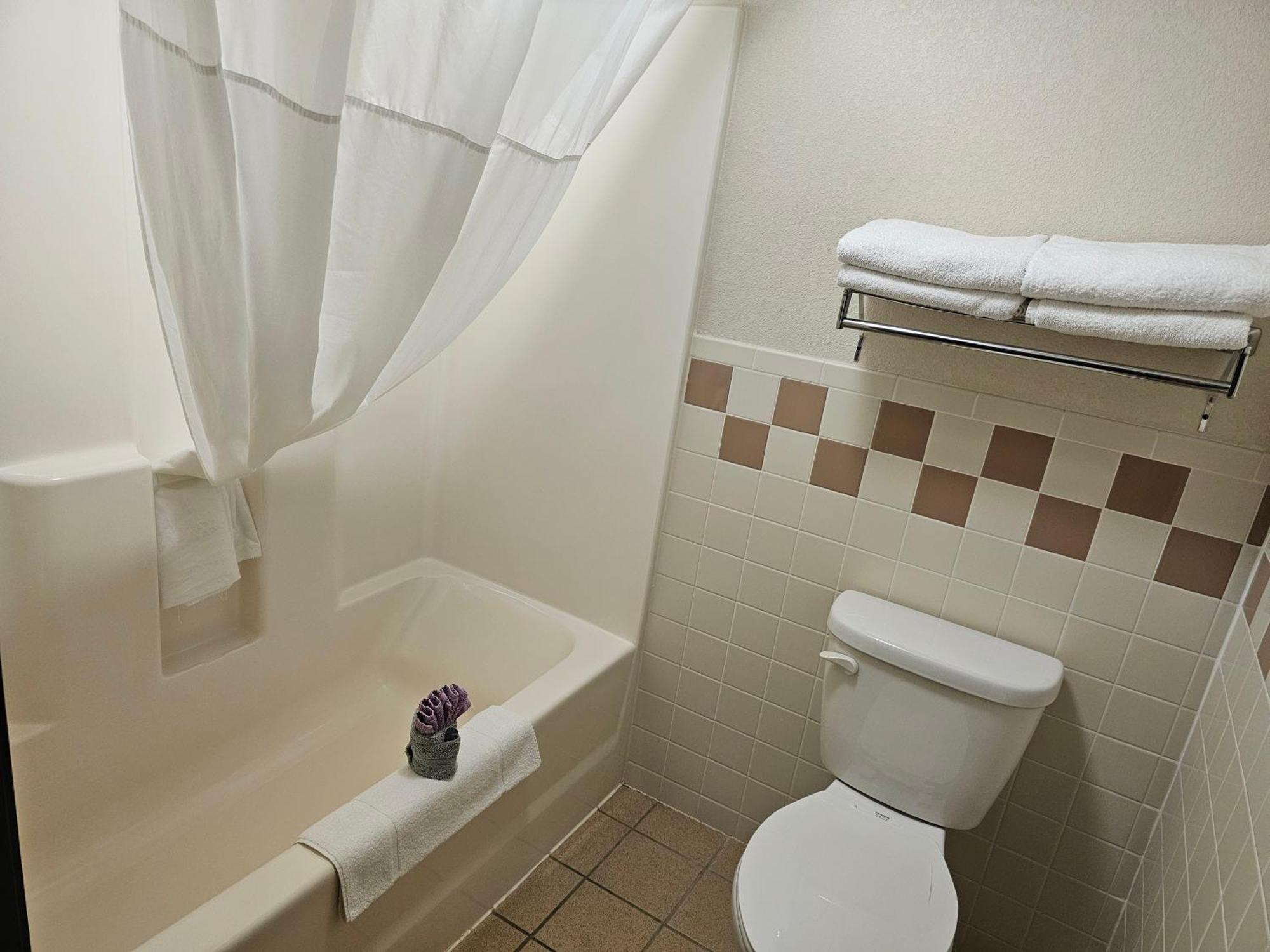 Fossil Creek Hotel & Suites Russell Eksteriør bilde