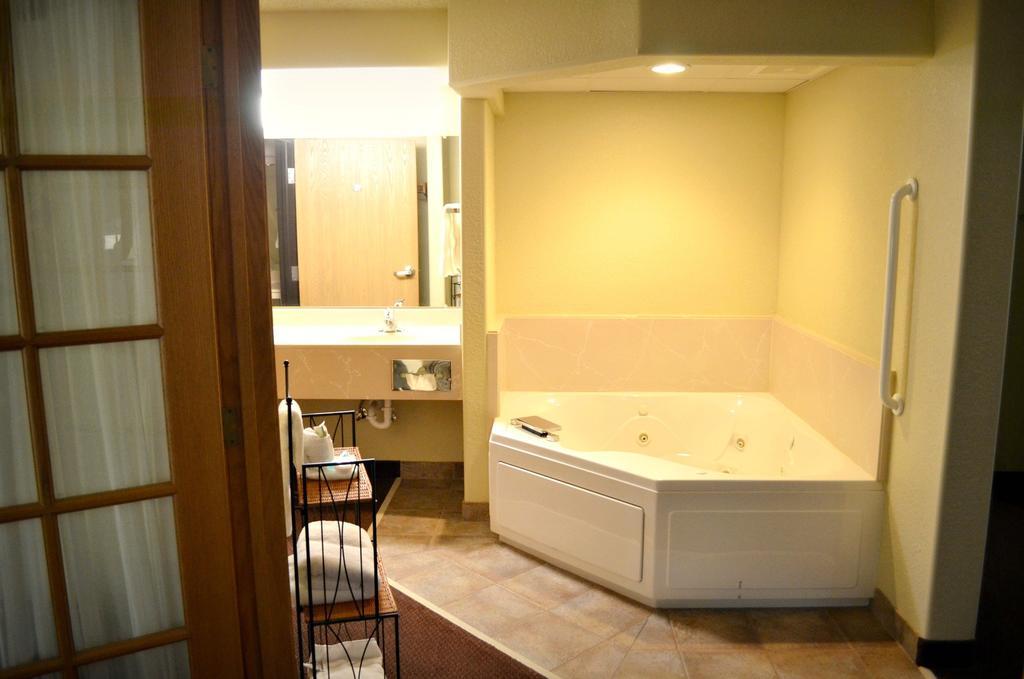 Fossil Creek Hotel & Suites Russell Eksteriør bilde