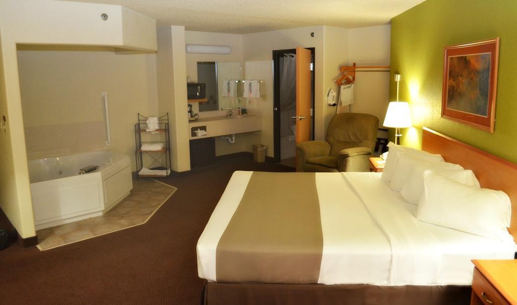 Fossil Creek Hotel & Suites Russell Eksteriør bilde