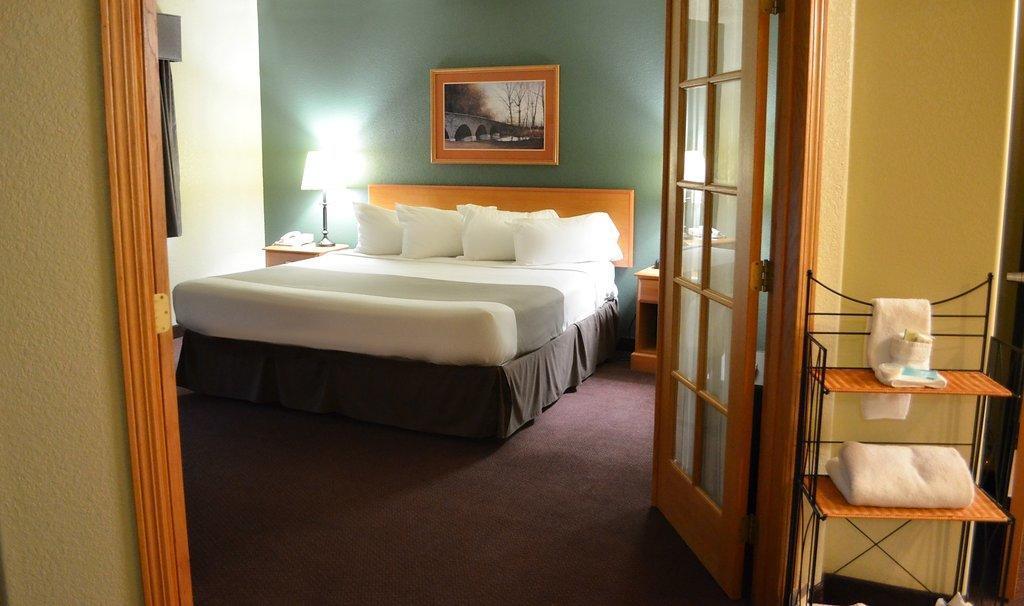 Fossil Creek Hotel & Suites Russell Eksteriør bilde