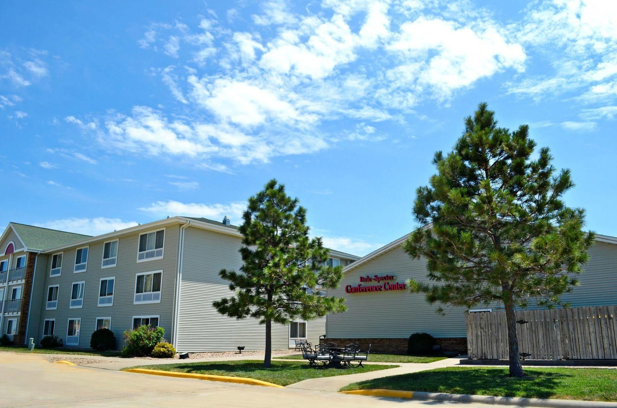 Fossil Creek Hotel & Suites Russell Eksteriør bilde